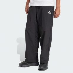 Spodnie Essential Small Logo Woven Open Hem. Białe spodnie sportowe męskie Adidas, l, bez wzorów, z tkaniny, na fitness i siłownię. W wyprzedaży za 175.20 zł.