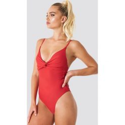 NA-KD Swimwear Kostium kąpielowy z węzłem - Red. Kostiumy jednoczęściowe damskie marki NA-KD Swimwear. W wyprzedaży za 70.97 zł.