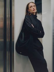4F Bluza dresowa relaxed bez kaptura damska - czarna L. Czarne kardigany damskie 4f, l, bez wzorów, z dresówki, klasyczne. Za 199.99 zł.