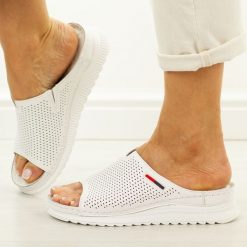 Białe skórzane klapki damskie Jezzi 18-42. Białe klapki damskie Jezzi, bez wzorów, z jeansu, eleganckie, bez obcasa, na płaskiej podeszwie. Za 219.00 zł.