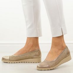 Złote półbuty damskie M.Daszyński 1628-25. Żółte półbuty damskie M.Daszyński, na jesień, bez wzorów, z jeansu, eleganckie, bez obcasa, na koturnie, bez zapięcia. Za 179.00 zł.