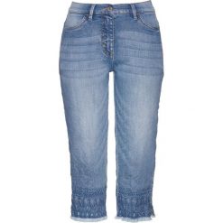 Dżinsy rybaczki z haftem. Niebieskie jeansy damskie bonprix. Za 129.99 zł.