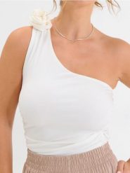 Bluzka na jedno ramię z ozdobną różą - kremowy. Białe bluzki damskie Sinsay, l, bez wzorów, bez kołnierzyka, bez ramiączek. Za 29.99 zł.