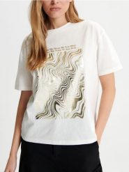 Koszulka z nadrukiem - kremowy. Białe t-shirty damskie Sinsay, l, bez wzorów, z bawełny, bez kołnierzyka. W wyprzedaży za 17.99 zł.