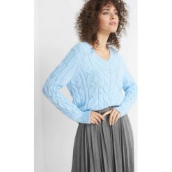 Sweter z warkoczami. Czerwone swetry damskie Orsay, z dzianiny, dekolt w kształcie v. Za 99.99 zł.