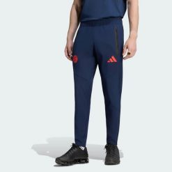 Spodnie FC Bayern Muenchen Tiro Travel. Czerwone spodnie sportowe męskie Adidas, l, bez wzorów, z elastanu, do piłki nożnej. Za 329.00 zł.