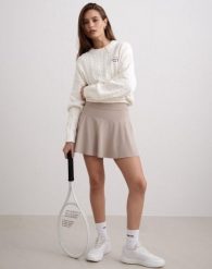 Damski skort wysoki stan, wbudowane szorty, odprowadzający wilgoć Sense beżowy. Brązowe szorty damskie Aim'n, xs, bez wzorów, z elastanu, z podwyższonym stanem. Za 254.00 zł.