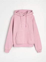 Dresowa bluza hoodie z kieszenią i haftowanym napisem - różowy. Czerwone bluzy damskie Sinsay, l, bez wzorów, z dresówki, bez kaptura. Za 39.99 zł.