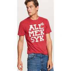 T-shirt z napisem - Czerwony. Czerwone t-shirty męskie Reserved, z napisami. Za 29.99 zł.
