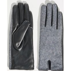 Melanżowe rękawiczki - Jasny szar. Rękawiczki damskie marki Calvin Klein Jeans. W wyprzedaży za 19.99 zł.