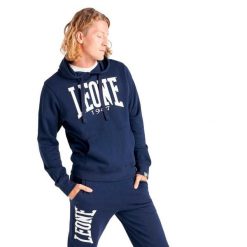 Męska bluza z kapturem Leone 1947 Apparel. Niebieskie buty sportowe męskie LEONE 1947 APPAREL, z tkaniny, bez zapięcia, na fitness i siłownię. W wyprzedaży za 139.75 zł.