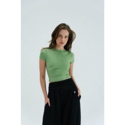 Koszulka sportowa do ćwiczeń Moonholi Timeless z krótkim rękawem. Zielone koszulki sportowe damskie MOONHOLI, xl, bez wzorów, bez kołnierzyka, bez ramiączek, na jogę i pilates. Za 259.00 zł.