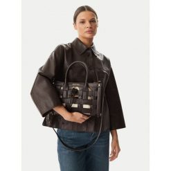 Torebka Marciano Guess. Brązowe torebki do ręki damskie Marciano Guess, z aplikacjami, bez dodatków. Za 949.99 zł.