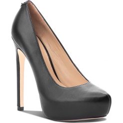 Szpilki GUESS - FLELS4 LEA08 BLACK. Czarne szpilki damskie Guess, ze skóry ekologicznej. W wyprzedaży za 519.00 zł.