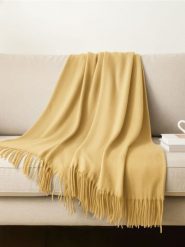 Koc z frędzlami - żółty. Żółte kocyki dla dzieci Sinsay. Za 49.99 zł.