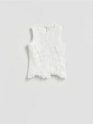 Ażurowa bluzka - biały. Białe bluzki damskie Reserved, l, w ażurowe wzory, z dzianiny, bez kołnierzyka, bez ramiączek. Za 109.99 zł.