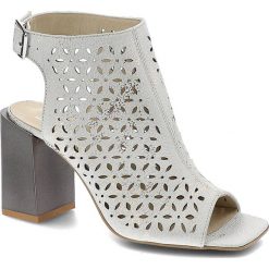 Białe Sandały Clasicco Modne Buty Damskie. Białe klapki damskie Clasicco, w ażurowe wzory, z nubiku, bez obcasa, na obcasie, bez zapięcia. Za 249.00 zł.