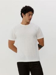T-shirt regular ze strukturalnej dzianiny - beżowy. Brązowe t-shirty męskie Reserved, l, bez wzorów, z dzianiny, bez kołnierzyka. W wyprzedaży za 55.99 zł.