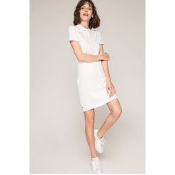 Tommy Jeans - Sukienka. Sukienki damskie marki Tommy Jeans. W wyprzedaży za 229.90 zł.