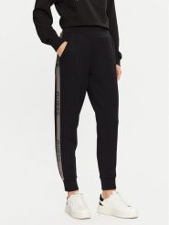 Guess Spodnie dresowe W5RB00 KBYE2 Czarny Regular Fit. Czarne spodnie dresowe damskie Guess, l, z aplikacjami, z dresówki. Za 279.99 zł.