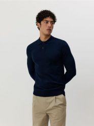 Sweter polo z wiskozą - granatowy. Niebieskie swetry przez głowę męskie Reserved, l, bez wzorów, z dzianiny, bez kołnierzyka. W wyprzedaży za 49.99 zł.