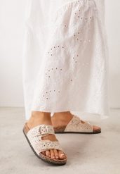 Beżowe Klapki na Podeszwie z Imitacji Korka z Szydełkowymi Paskami z Klamrami Carilorin. Brązowe klapki damskie Born2be, bez wzorów, boho, bez obcasa, na płaskiej podeszwie. Za 89.99 zł.