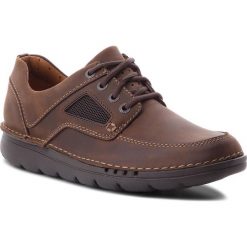 Półbuty CLARKS - Unnature Time 261279437 Dark Brown Lea. Brązowe półbuty na co dzień męskie marki Clarks, z materiału. W wyprzedaży za 279.00 zł.