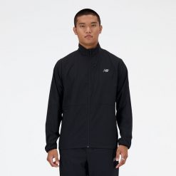 Kurtka męska New Balance MJ41062BK – czarna. Czarne kurtki męskie New Balance, m, bez wzorów, z materiału, do biegania. Za 399.99 zł.