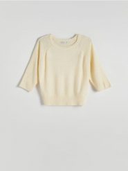 Gładki sweter - kremowy. Białe swetry damskie Reserved, l, bez wzorów, z dzianiny, bez kołnierzyka, bez ramiączek, bez kaptura. W wyprzedaży za 59.99 zł.