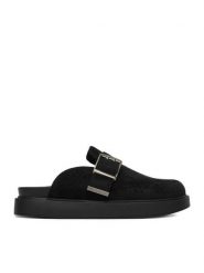 Guess Jeans Klapki EO-HY2T709-3 Czarny. Czarne klapki damskie Guess Jeans, z aplikacjami, z jeansu, bez obcasa. Za 279.99 zł.