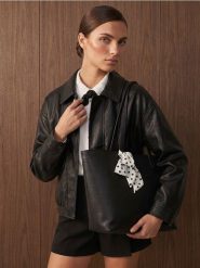 Torba shopper z ozdobnym wiązaniem - czarny. Czarne torebki shopper damskie Sinsay, bez wzorów, bez dodatków. Za 59.99 zł.