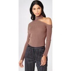 NA-KD Sweter z półgolfem i wycięciem na ramieniu - Pink. Swetry damskie marki NA-KD. W wyprzedaży za 80.97 zł.