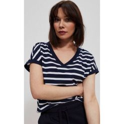 Bawełniana bluzka w paski granatowa. Niebieskie bluzki damskie MOODO, bez wzorów, z bawełny, bez kołnierzyka, bez ramiączek. W wyprzedaży za 22.99 zł.