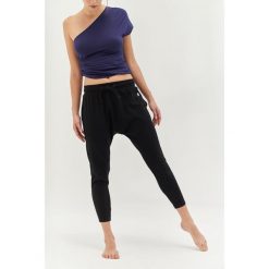 Spodnie do jogi Moonholi Cosmic Cropped Track Pants z obniżonym krokiem. Czarne spodnie materiałowe damskie MOONHOLI, m, bez wzorów, z obniżonym stanem. Za 369.00 zł.