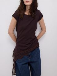 Bluzka z koronkowym wykończeniem - ciemnobrązowy. Brązowe bluzki damskie Reserved, l, bez wzorów, z dzianiny, bez kołnierzyka, bez ramiączek. Za 99.99 zł.