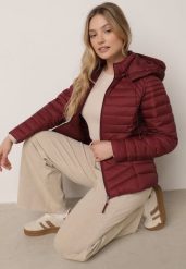 Bordowa Klasyczna Kurtka Przejściowa z Pikowaniem i Odpinanym Kapturem Pretiella. Czerwone kurtki damskie Born2be, l, bez wzorów, z jeansu. Za 119.99 zł.