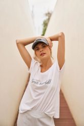 T-shirt z napisem biały. Białe bluzki damskie MOODO, l, bez wzorów, z bawełny, bez kołnierzyka. Za 39.99 zł.