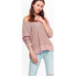 SWETER DAMSKI Z DEKOLTEM W SEREK, LUŹNY. Czerwone swetry damskie marki TROLL, na lato, bez wzorów, z dzianiny, klasyczne, bez kołnierzyka, bez ramiączek. W wyprzedaży za 54.99 zł.