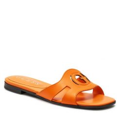 Klapki Guess. Brązowe klapki damskie Guess, z aplikacjami, bez obcasa. Za 499.99 zł.