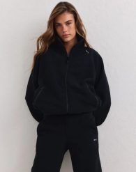 Damska kurtka polarowa na zamek Fleece Zip czarna. Czarne kurtki sportowe damskie Aim'n, l, bez wzorów, z materiału, bez kaptura, trekkingowe. Za 430.00 zł.