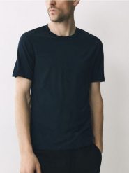 T-shirt slim z wełny merino - granatowy. Niebieskie t-shirty męskie Reserved, l, bez wzorów, z dzianiny, bez kołnierzyka. Za 159.99 zł.