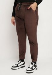 Brązowe Welurowe Spodnie Dresowe Ozdobione Sznurkami Jaledi. Brązowe spodnie dresowe damskie Born2be, l, z aplikacjami, z dresówki. Za 39.99 zł.