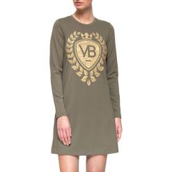 Sukienka w kolorze khaki. Sukienki damskie marki Yuliya Babich, z nadrukiem, z okrągłym kołnierzem. W wyprzedaży za 149.95 zł.