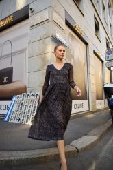 Sukienka midi czarna. Czarne sukienki damskie MOODO, bez wzorów, z elastanu, bez kołnierzyka, bez ramiączek, midi. Za 149.99 zł.