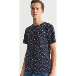 T-shirt z mikroprintem - Granatowy. T-shirty męskie marki Reserved. Za 39.99 zł.