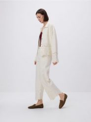 Zamszowe loafersy - beżowy. Brązowe mokasyny damskie Reserved, z zamszu. W wyprzedaży za 79.99 zł.