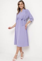 Jasnofioletowa Sukienka Rheniolea. Fioletowe sukienki damskie Born2be, m, bez wzorów, eleganckie, bez kołnierzyka, bez ramiączek, midi, kopertowe. Za 84.99 zł.