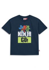 Koszulka Chłopięca LEGO Ninjago Taj302 Granatowa. Niebieskie t-shirty dla chłopców LEGO, bez wzorów, z bawełny, bez ramiączek. Za 63.99 zł.