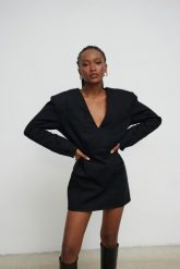 Krótka sukienka w kolorze DEEP BLACK - MAVEN-XS. Czarne sukienki damskie Marsala, s, bez wzorów, z bawełny, eleganckie, bez kołnierzyka, bez ramiączek, mini. W wyprzedaży za 289.95 zł.