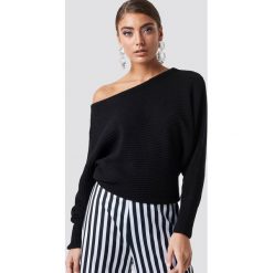 NA-KD Dzianinowy sweter z odkrytymi ramionami - Black. Czarne swetry damskie NA-KD, z bawełny. Za 121.95 zł.